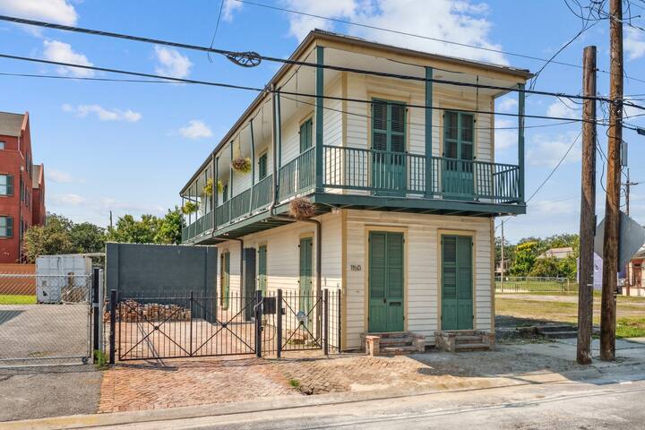 Charming Historic House w Pool & Hot Tub 5 BR|3 BA gallery image 5