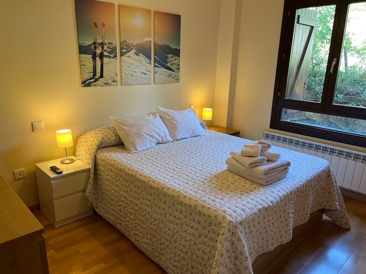 Многу светла спална соба со двоен кревет од 150, две маси и голема удобна.