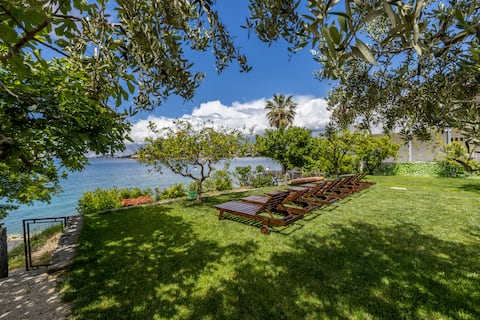Beachfront house with private access & sea view