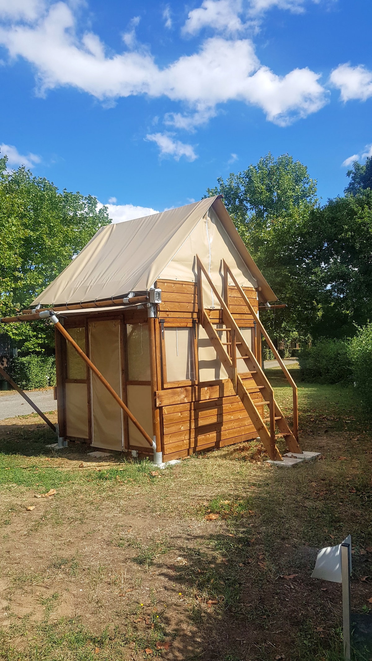Tente safari — Séjour en pleine nature avec spa à Rhône à Sarcey — cuisine
