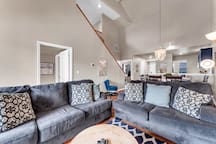 Indoor Pool/Hot tub, Pickleball, Golf and Lake! - Apartment