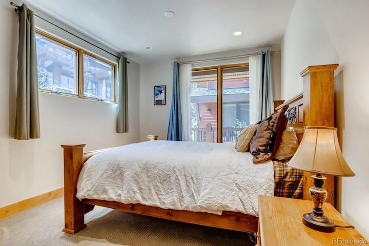 Kingsize bed met tv (tv is na de foto toegevoegd)