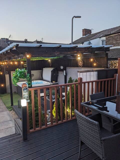 Stunning house close to the stadium + Hot tub!