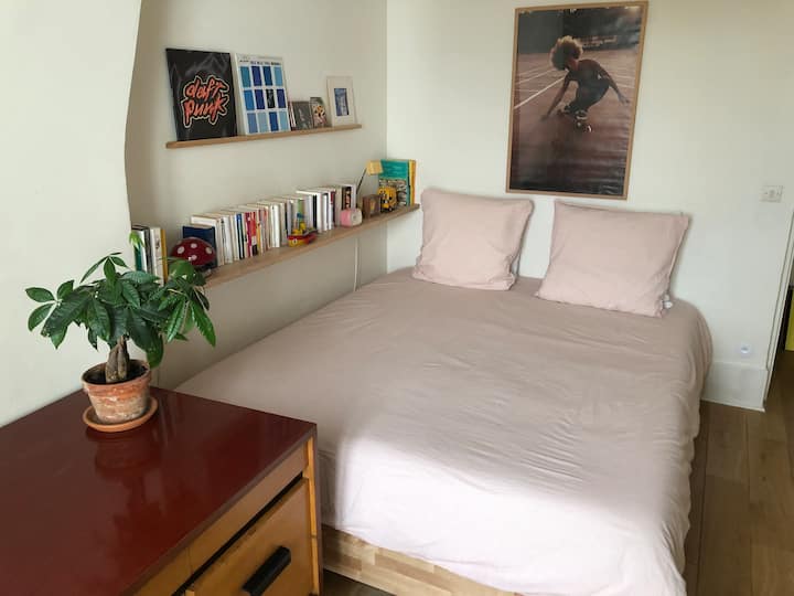 Lit Queen Size - 160x200 cm
Vista despejada de los tejados de París.
Habitación muy luminosa y soleada.