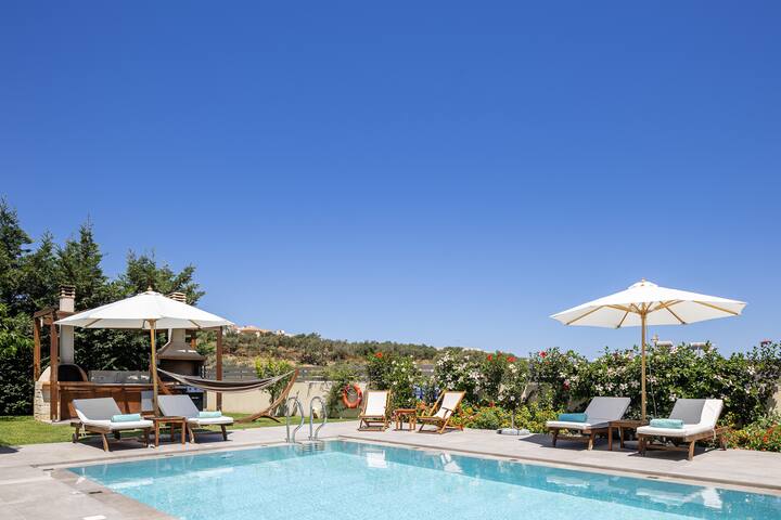 Perfect location, private pool, hot tub and gym!