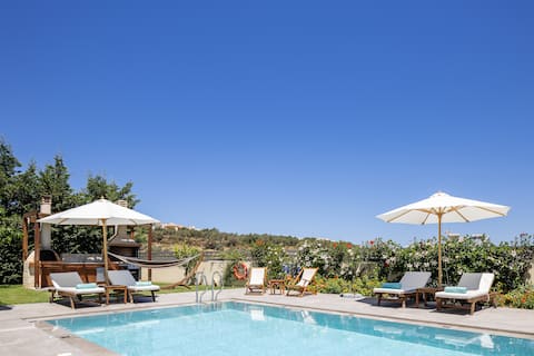 Perfect location, private pool, hot tub and gym!