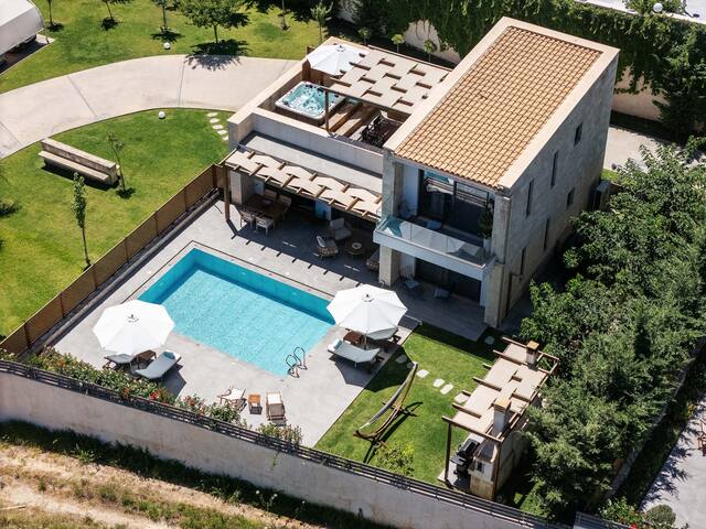 Perfect location, private pool, hot tub and gym! gallery image 2