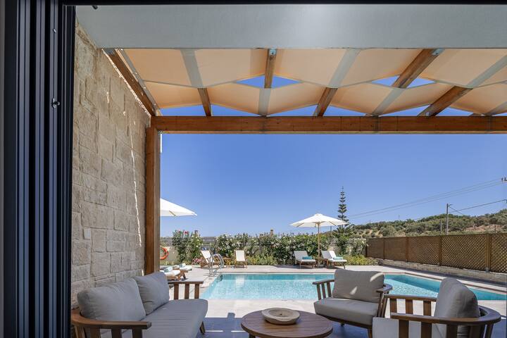 Perfect location, private pool, hot tub and gym! gallery image 3