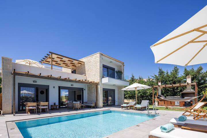 Perfect location, private pool, hot tub and gym! gallery image 5