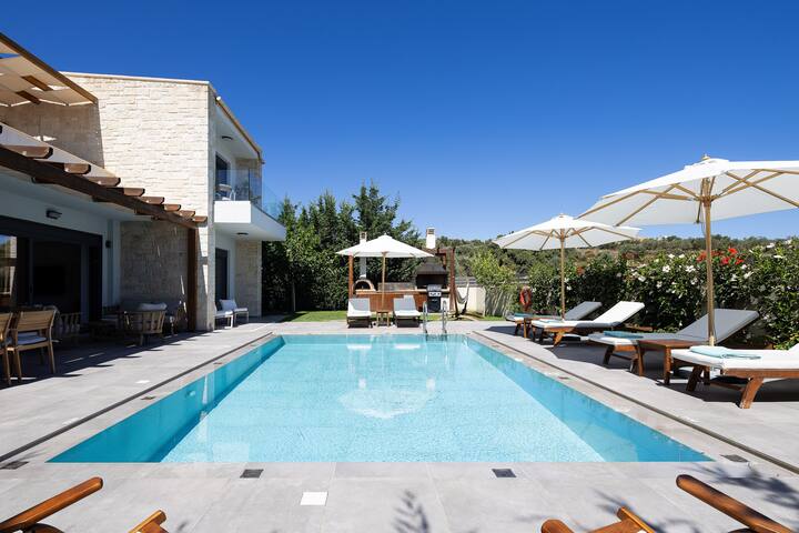 Perfect location, private pool, hot tub and gym! gallery image 2