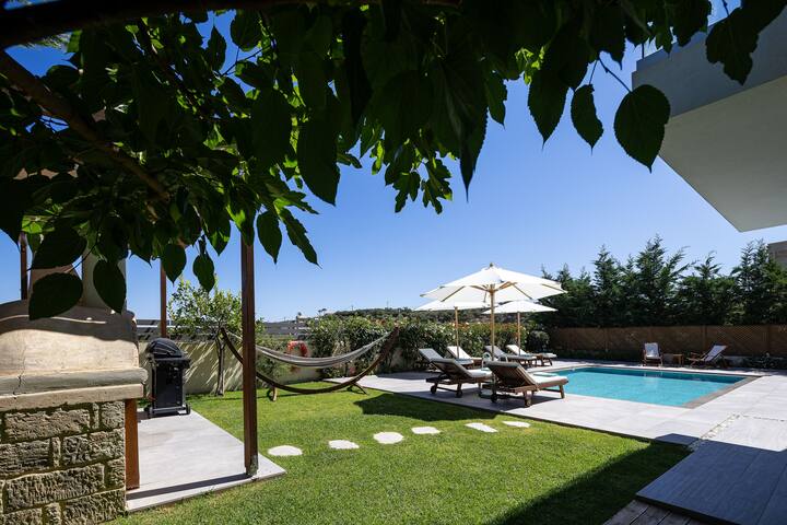 Perfect location, private pool, hot tub and gym! gallery image 3