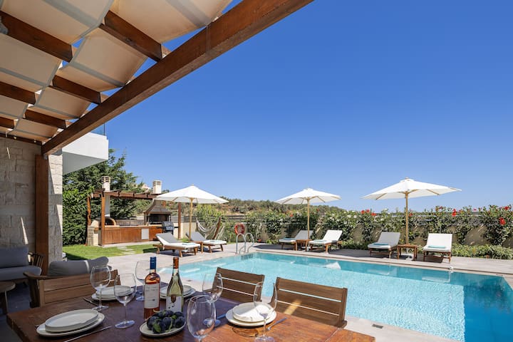 Perfect location, private pool, hot tub and gym!