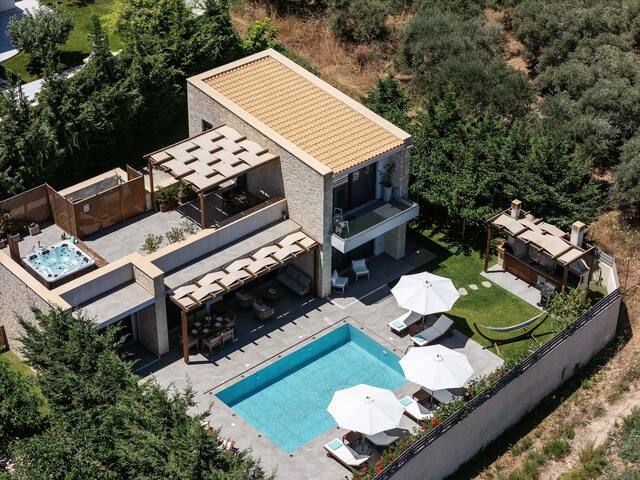 Perfect location, private pool, hot tub and gym! gallery image 4