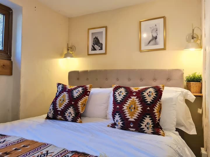 غرفة نوم هادئة مع بياضات نظيفة وملمس ناعم متعدد الطبقات.