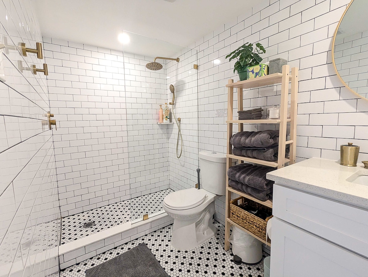 Designer Riverside Getaway-2 BR & 5 mins to DT