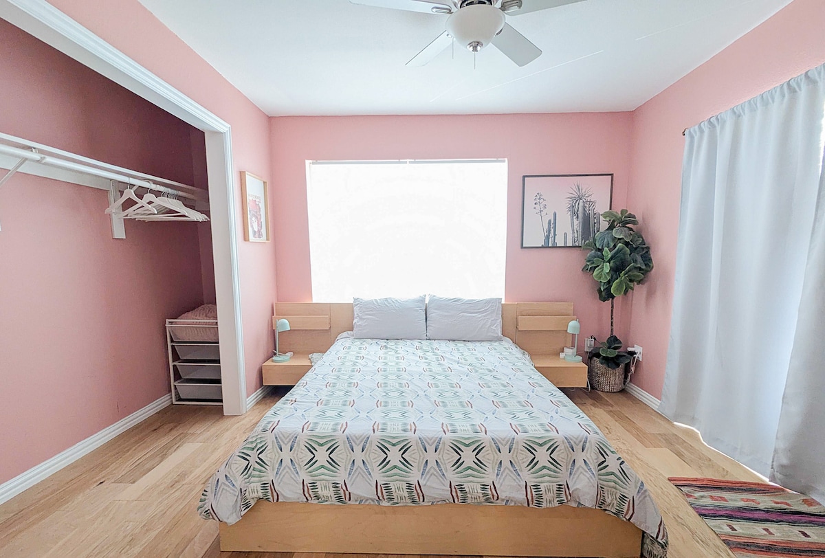 Designer Riverside Getaway-2 BR & 5 mins to DT
