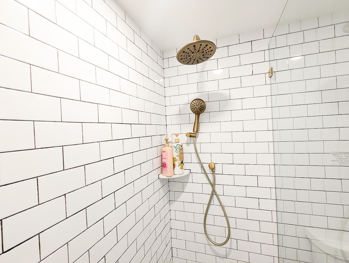 Designer Riverside Getaway-2 BR & 5 mins to DT