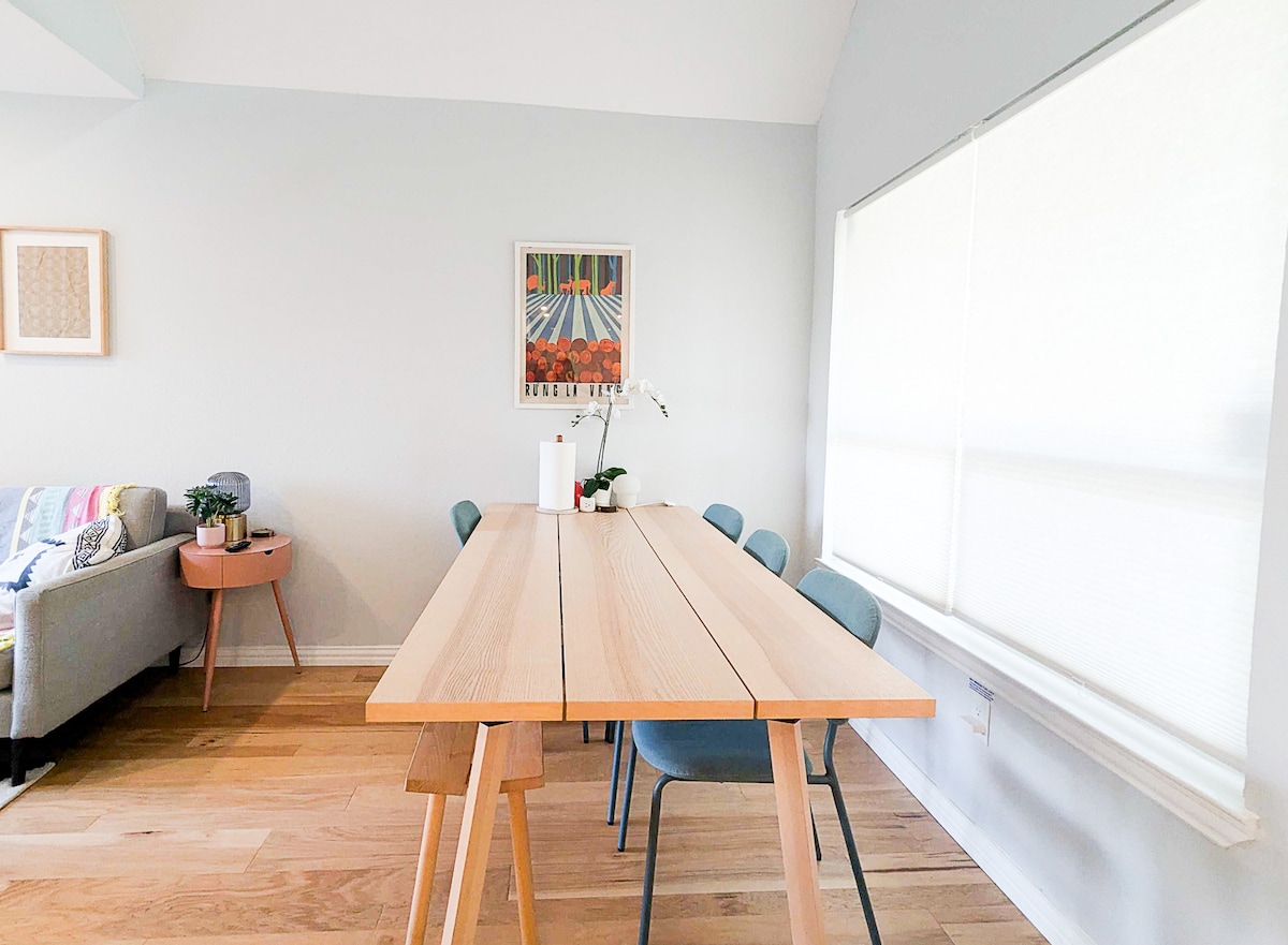 Designer Riverside Getaway-2 BR & 5 mins to DT