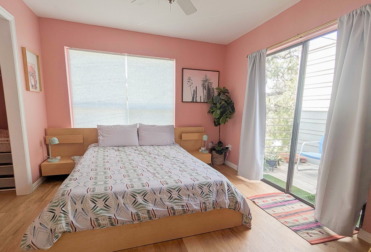 Designer Riverside Getaway-2 BR & 5 mins to DT