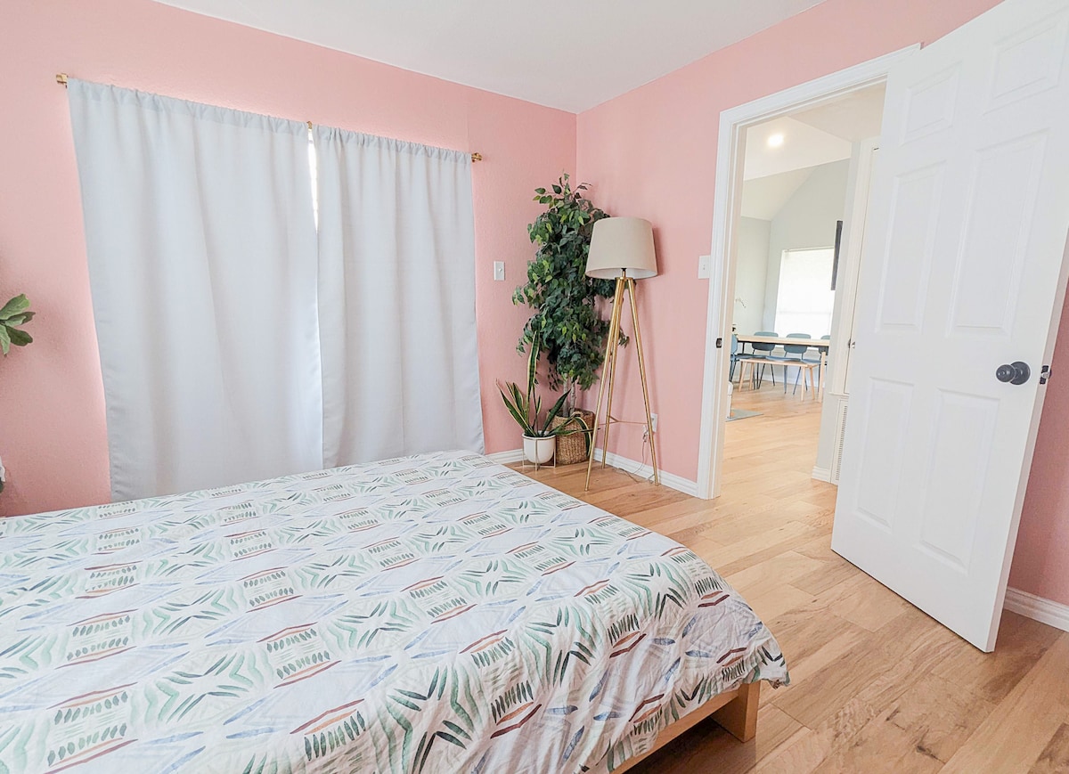 Designer Riverside Getaway-2 BR & 5 mins to DT