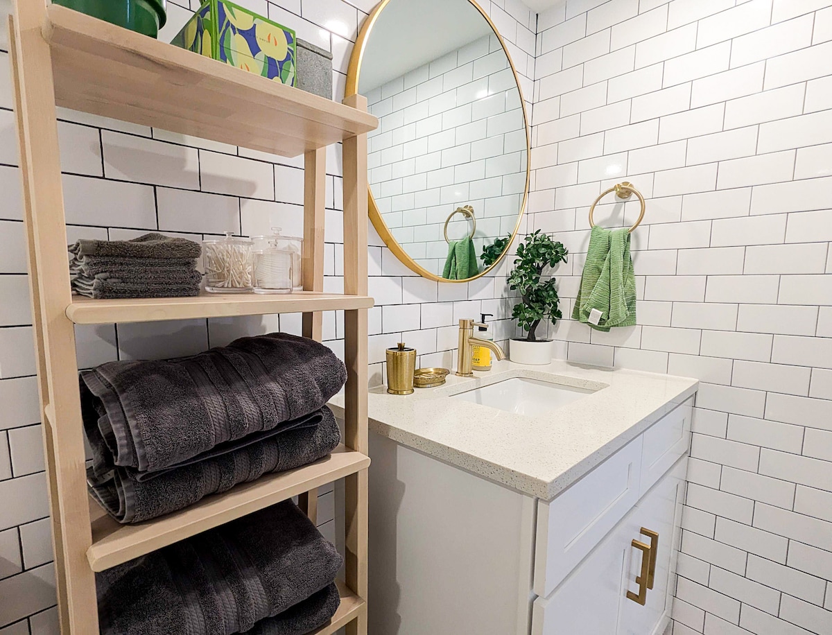 Designer Riverside Getaway-2 BR & 5 mins to DT