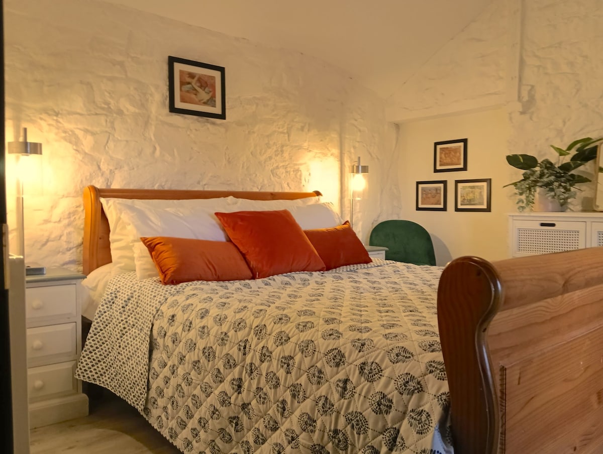 Pokojné noci v útulnej spálni s manželskou posteľou a teplou posteľnou bielizňou.