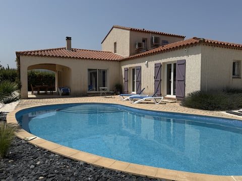 Spacious Villa - Large Pool and Air Conditioning