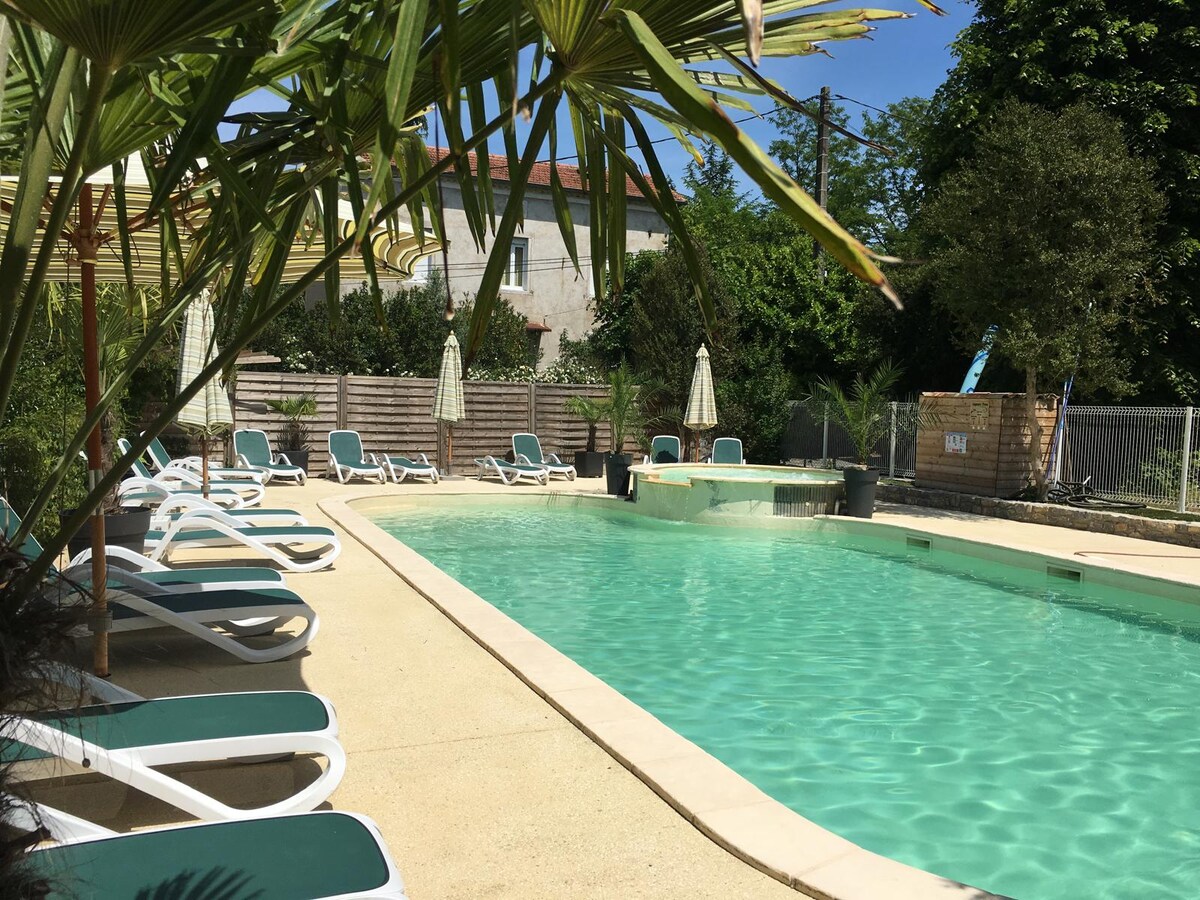 Top Airbnb: Mobile home 1 bedroom 2 people, heated pool in Grospierres