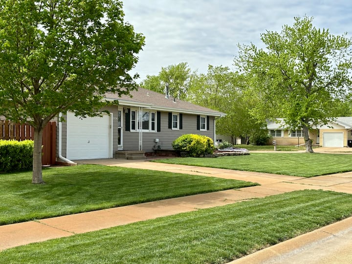 Super Clean Kansas Themed Home Child/pet Friendly - Salina, KS