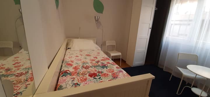 חדר שינה ️ שלישי
מיטה נפתחת, הניתנת להתאמה כמיטת יחיד או כמיטה זוגית בהתאם לתצורה.