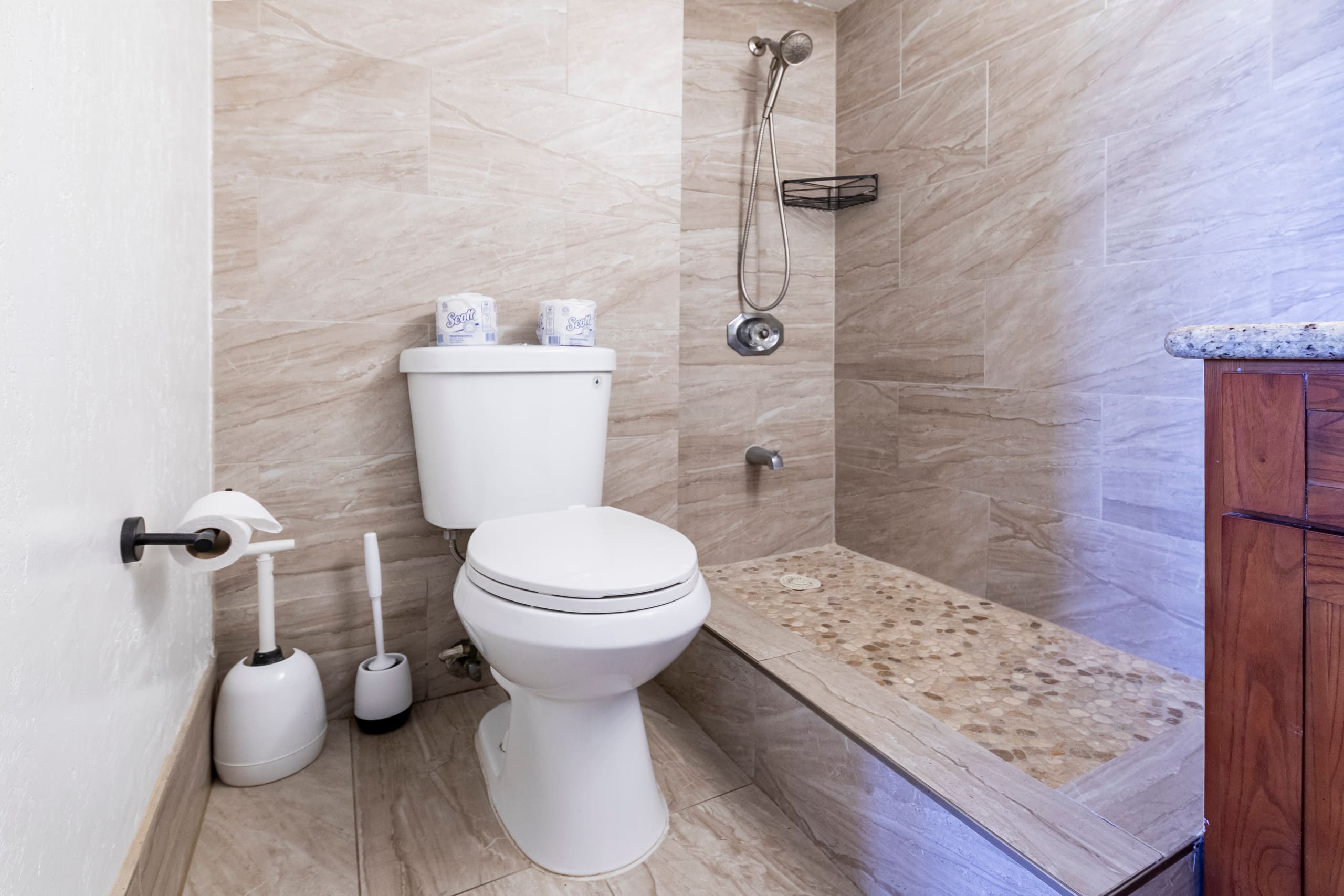 Condo in Honolulu · ★4.79 · Studio · 2 beds · 1 private bath - Image 3