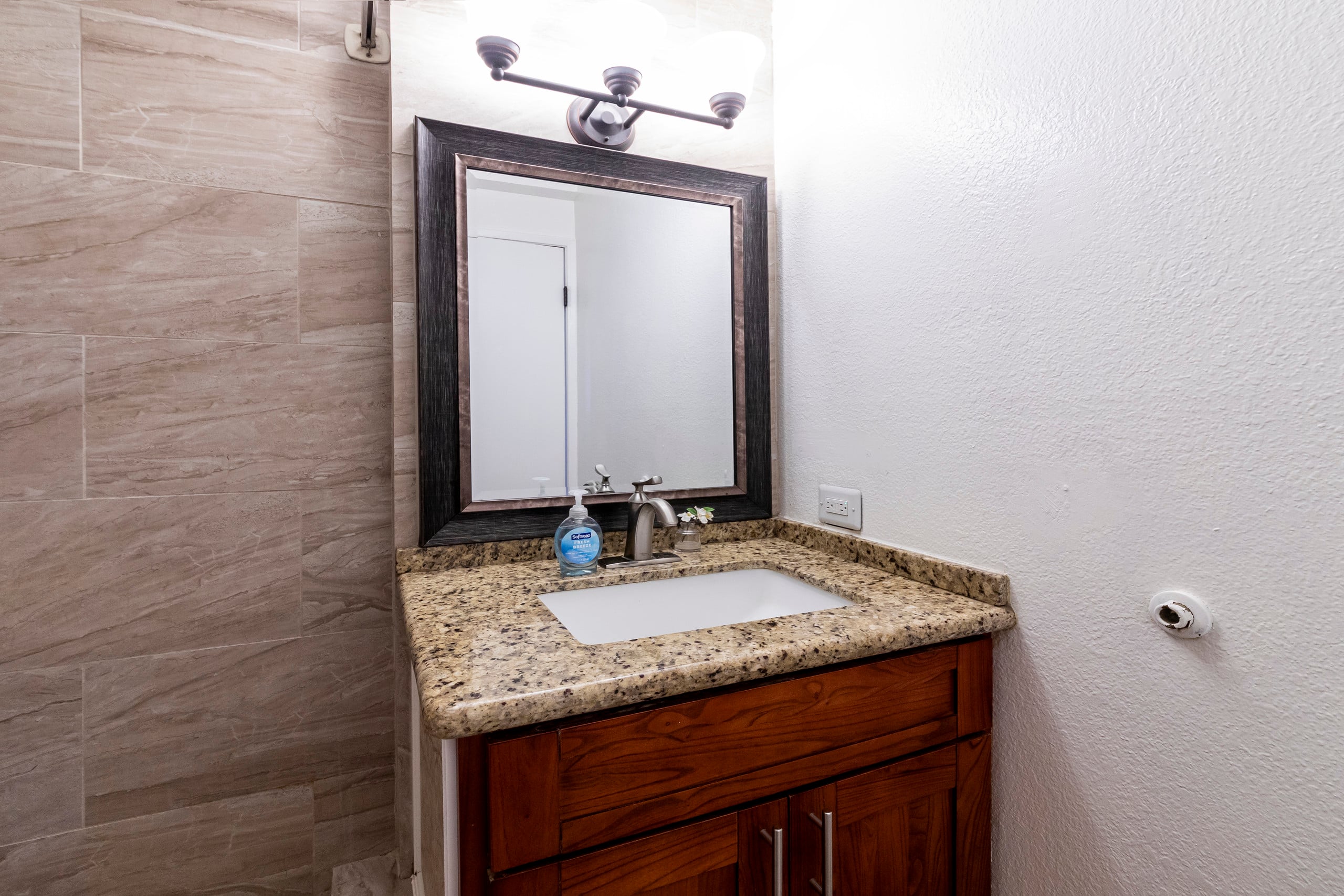 Condo in Honolulu · ★4.79 · Studio · 2 beds · 1 private bath - Image 2