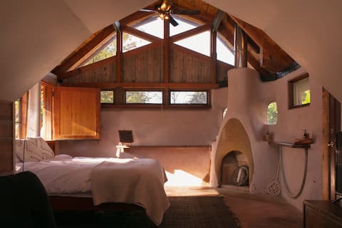 Cob House (Earth Home, Hot Tub, Garden, River)