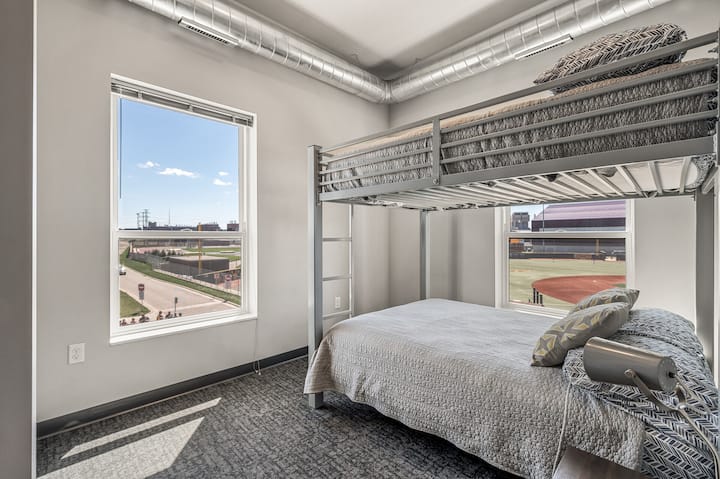 Estas son literas de tamaño completo.  ¡Hay un total de 2 camas de tamaño completo en esta habitación!