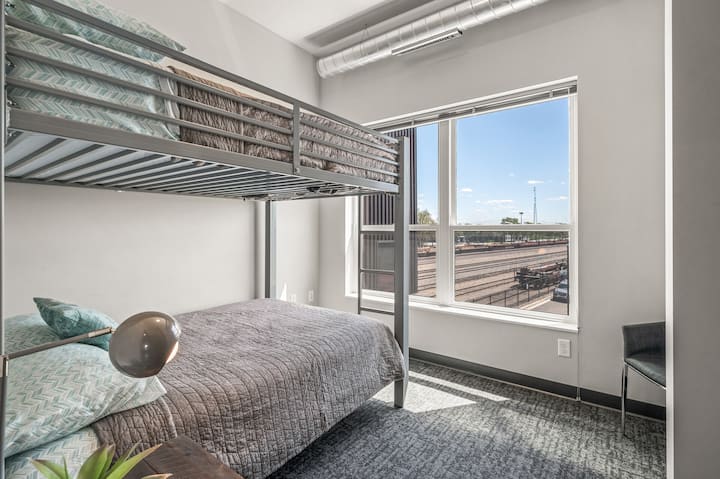 Estas son literas de tamaño completo.  ¡Hay un total de 2 camas de tamaño completo en esta habitación!