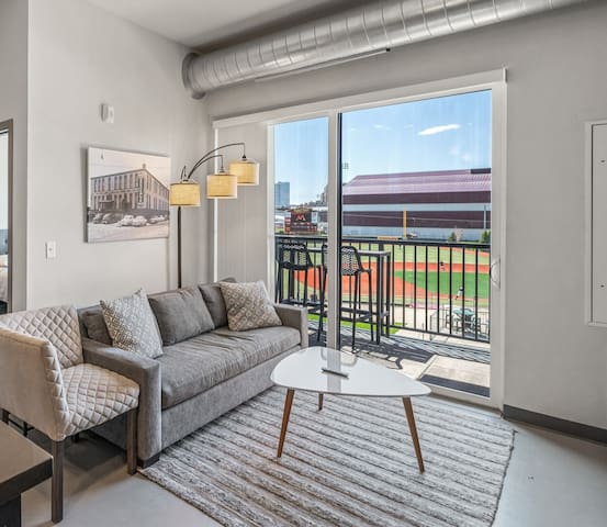Spacious 4BR Dinkytown loft by U of M + Downtown