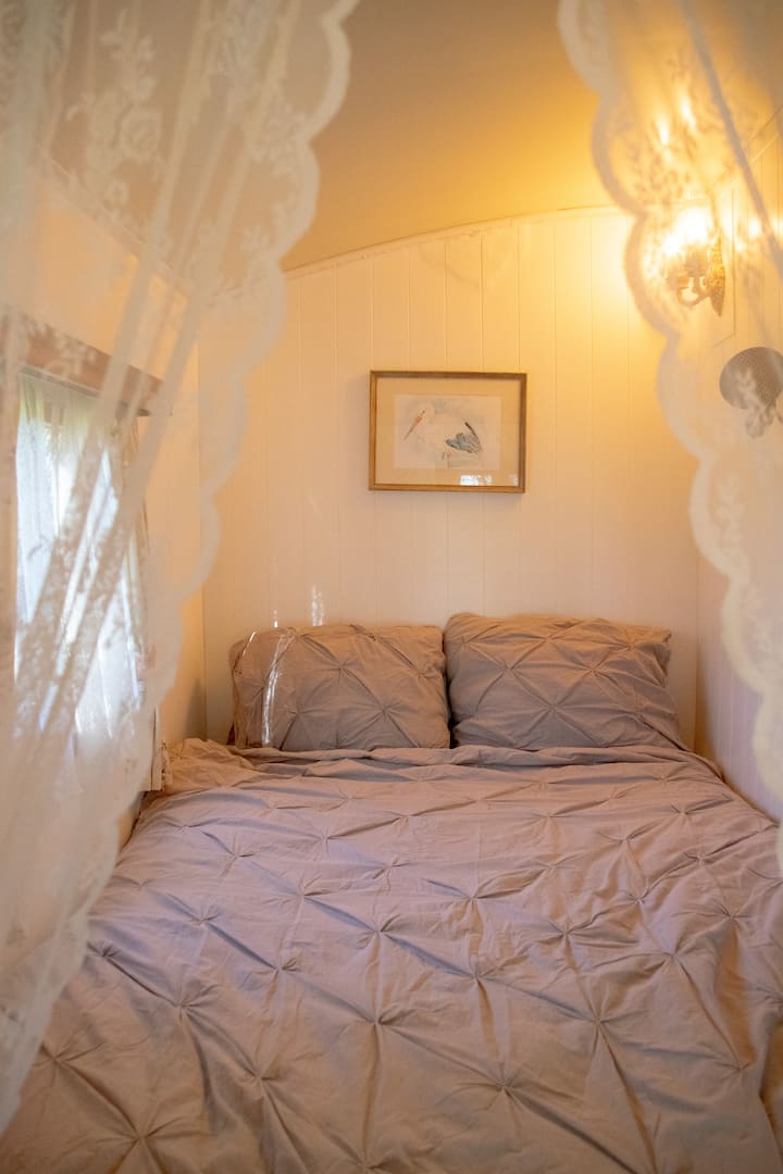 Het romantische bed, een comfortabel boxbed van 1,40 m breed en 2,10 m lang, is uitgerust met een plank voor je spullen en een USB-oplader voor je telefoon. Er is een draadloze oplader ingebouwd in de wekker. Elektrische kaarsen zorgen voor een gezellige sfeer.