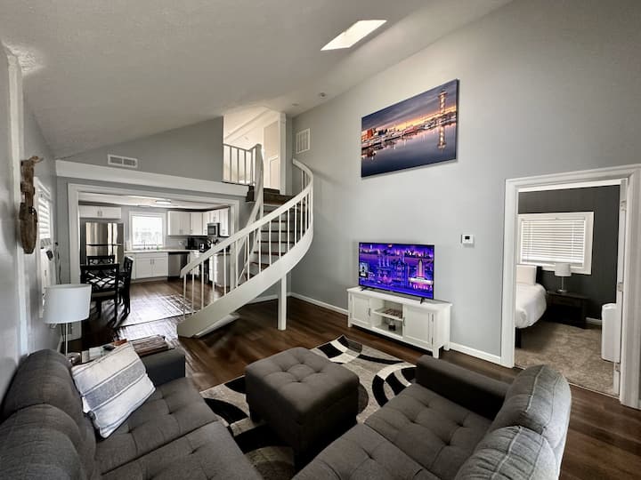 King Bed; Pet Friendly Minutes From Presque Isle - Millcreek Township, PA