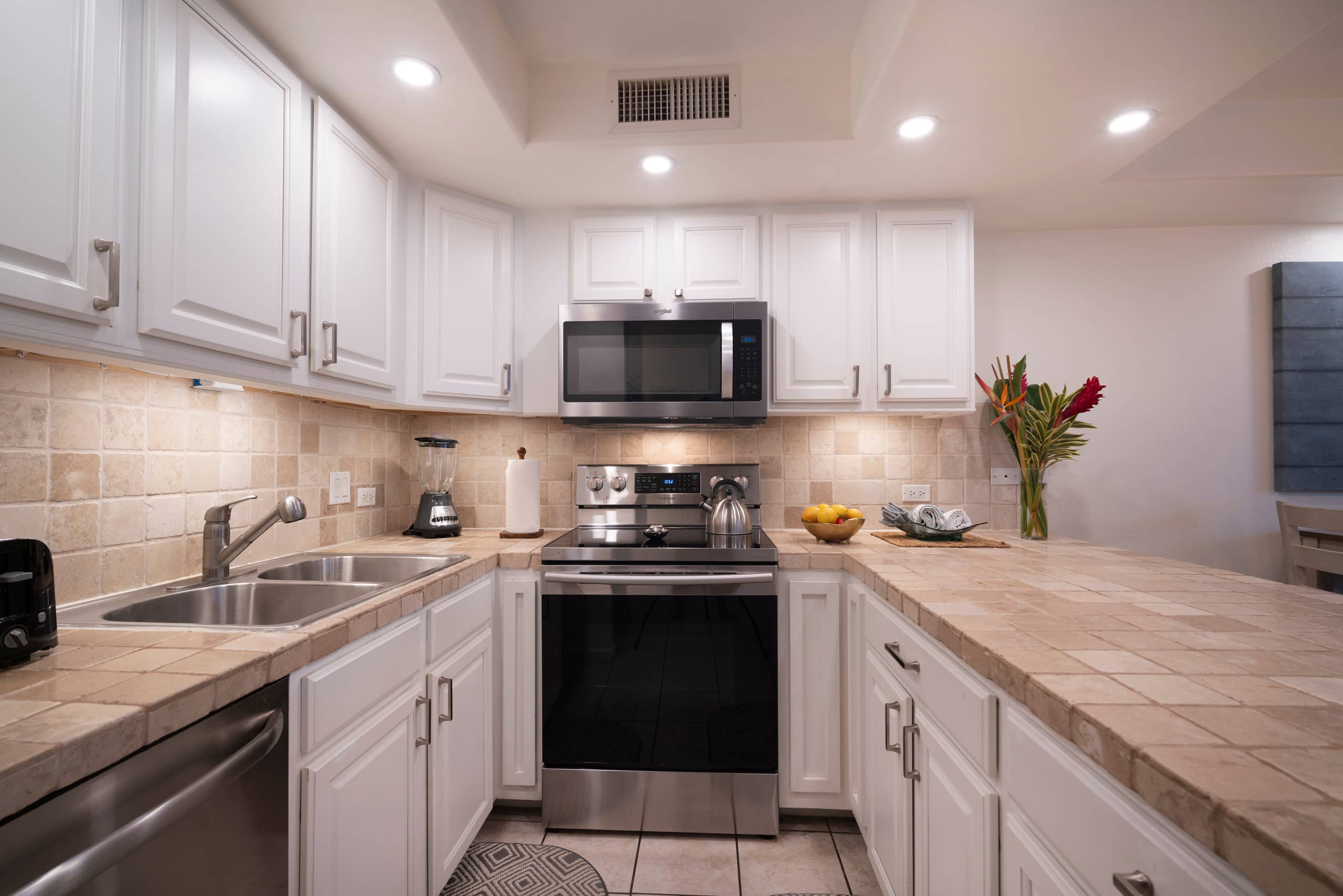 Condo in Kihei · ★4.81 · 1 bedroom · 2 beds · 2 private baths - Image 10