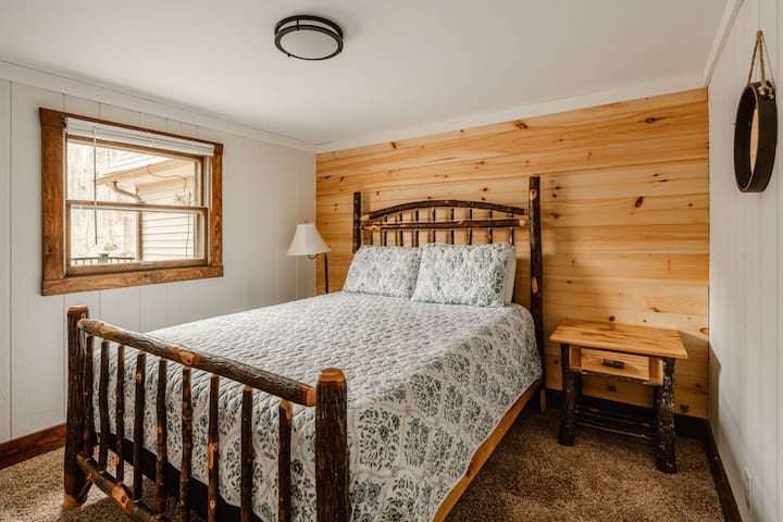 חדר שינה בקומה הראשית עם מיטת קווין סייז