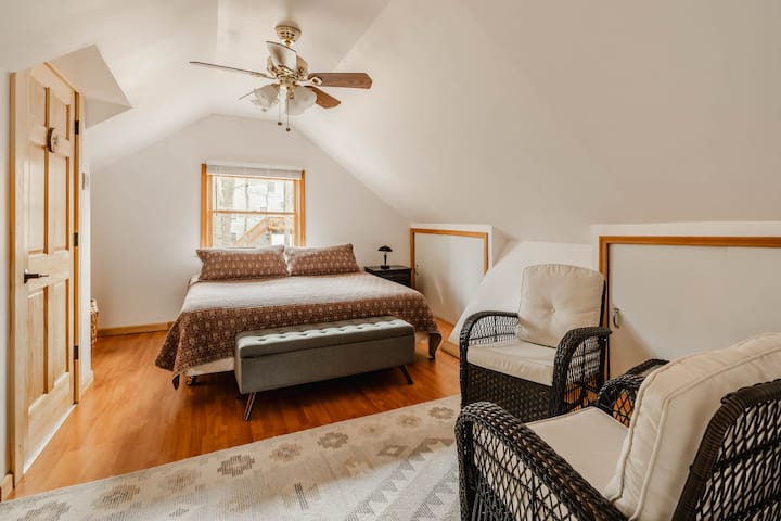 חדר שינה ראשי בקומה העליונה עם מיטת קינג 