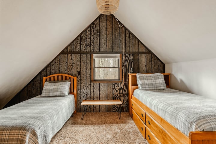 חדר שינה שני למעלה - מסגרת עם שתי מיטות יחיד