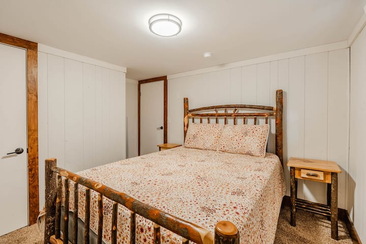 חדר שינה ראשי בקומה השנייה עם מיטת קווין סייז.