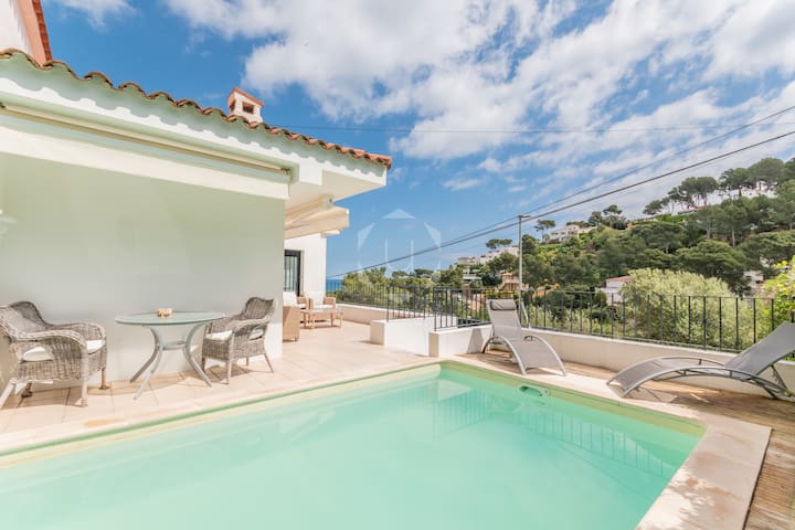 FLOR DE LIS – Pool, 10 min. walk to beach & bars