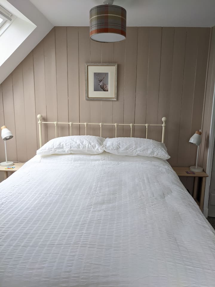 Спалня с голямо двойно легло.