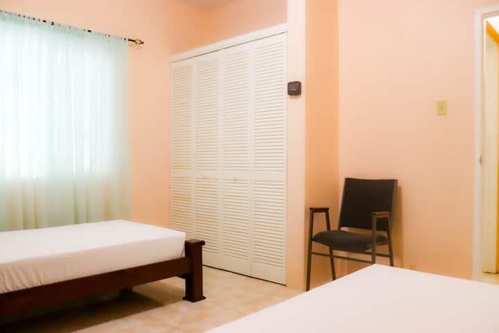 Chumba hiki kina vitanda viwili vya mtu mmoja.