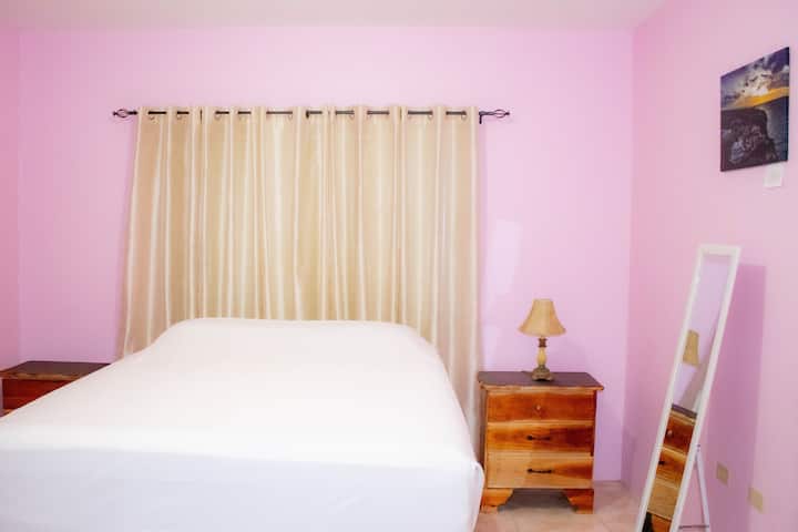 Kitanda, meza za usiku na kioo