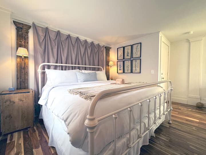 Questa camera da letto al piano terra offre un lussuoso letto matrimoniale con biancheria da letto Kassatex, un'accogliente area salotto e spogliatoio e un bagno privato con doccia a pioggia e lussuosi prodotti da bagno Further, per un soggiorno confortevole e di classe.