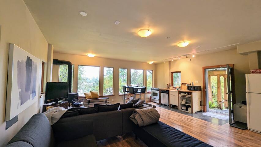 Quiet Waterfront Estate for Weddings & Groups gallery image 5