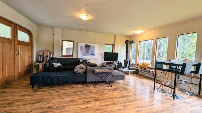 Quiet Waterfront Estate for Weddings & Groups gallery image 3